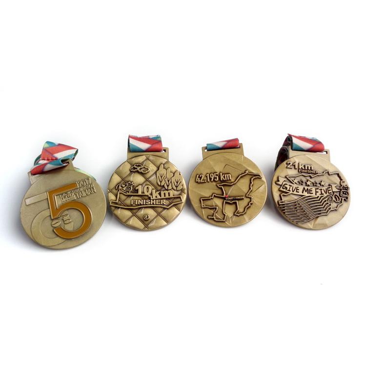 Werbegünstige, individuelle, farbenfrohe Karnevalsmedaille mit Band, individuell plattierte 3D-Doppellogo-Fußball-Award-Medaille mit Band La