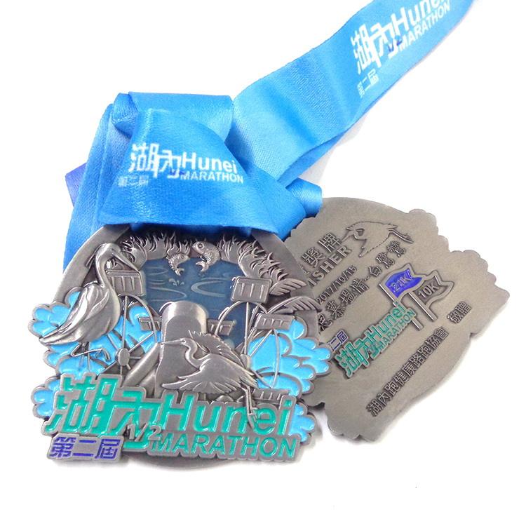 Maßgeschneiderte Zinklegierungs-Emaille-Gedenksport-Marathon-Laufrennen-Souvenir-Goldmetall-Auszeichnungsmedaille mit 3D-Logo